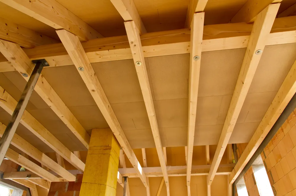 Houten balkenstructuur van een plafond of verdieping in opbouw